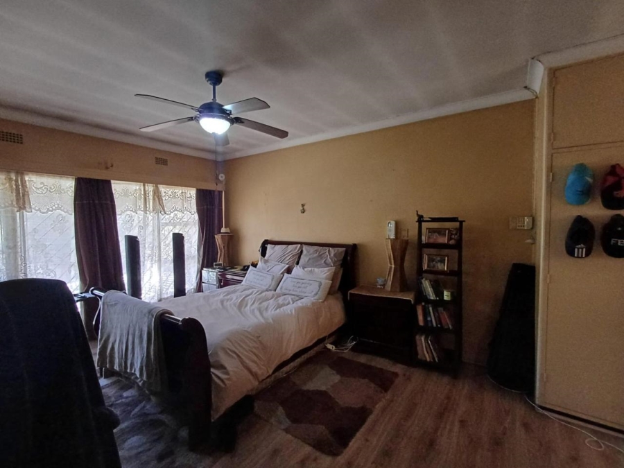 5 Bedroom Property for Sale in Kew Gauteng