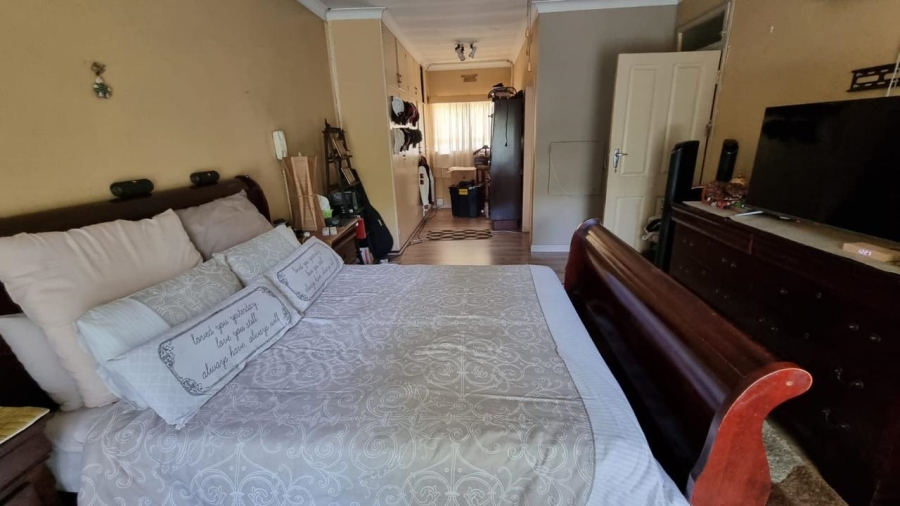 5 Bedroom Property for Sale in Kew Gauteng