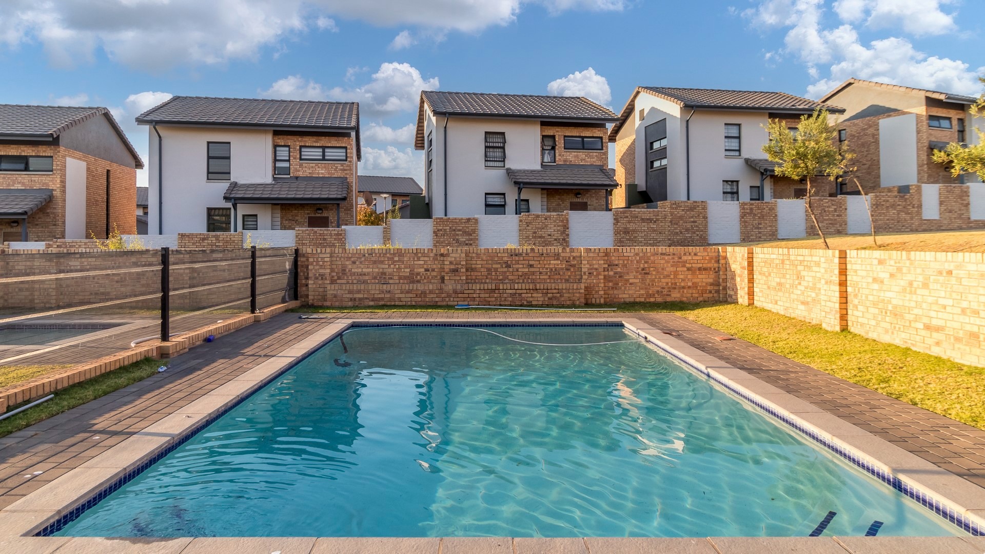 2 Bedroom Property for Sale in Rooihuiskraal North Gauteng