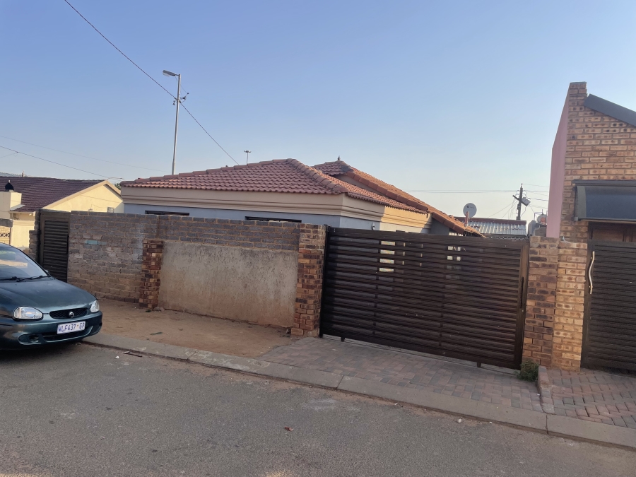 3 Bedroom Property for Sale in Chiawelo Gauteng