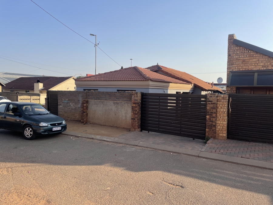 3 Bedroom Property for Sale in Chiawelo Gauteng