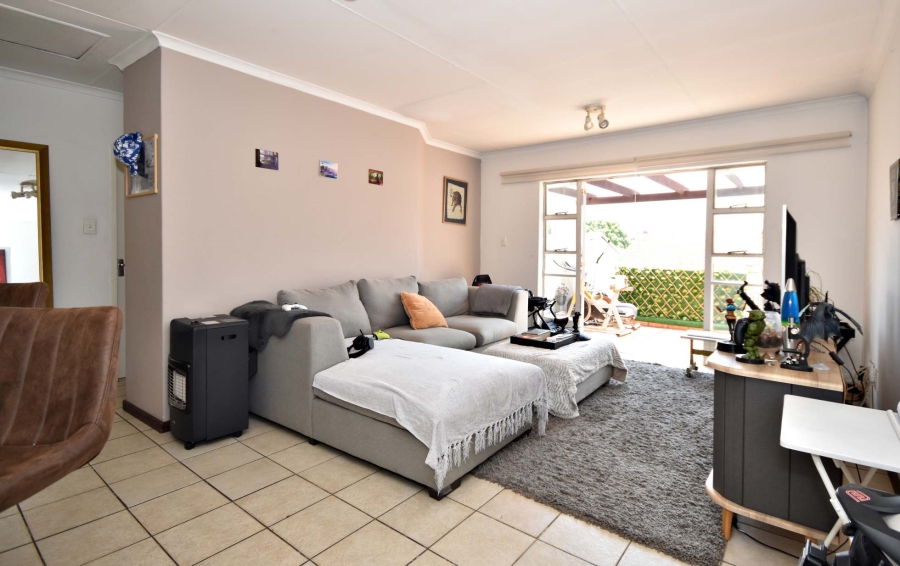 2 Bedroom Property for Sale in Sonneglans Gauteng