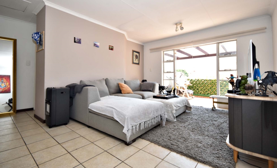 2 Bedroom Property for Sale in Sonneglans Gauteng