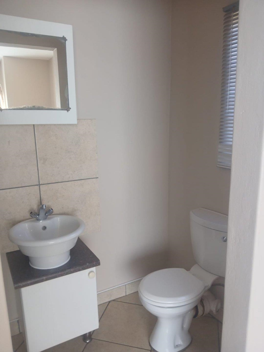 To Let 2 Bedroom Property for Rent in Rangeview Gauteng