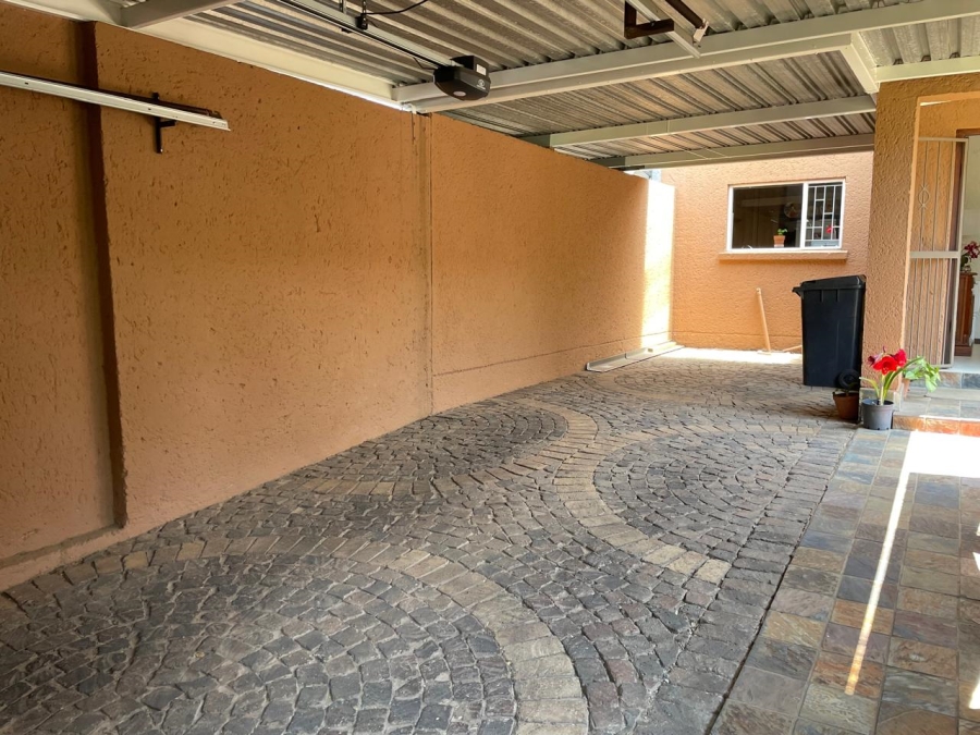 2 Bedroom Property for Sale in Rant En Dal Gauteng