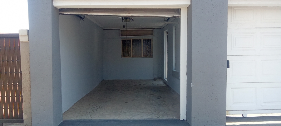 2 Bedroom Property for Sale in Diepkloof Zone 5 Gauteng