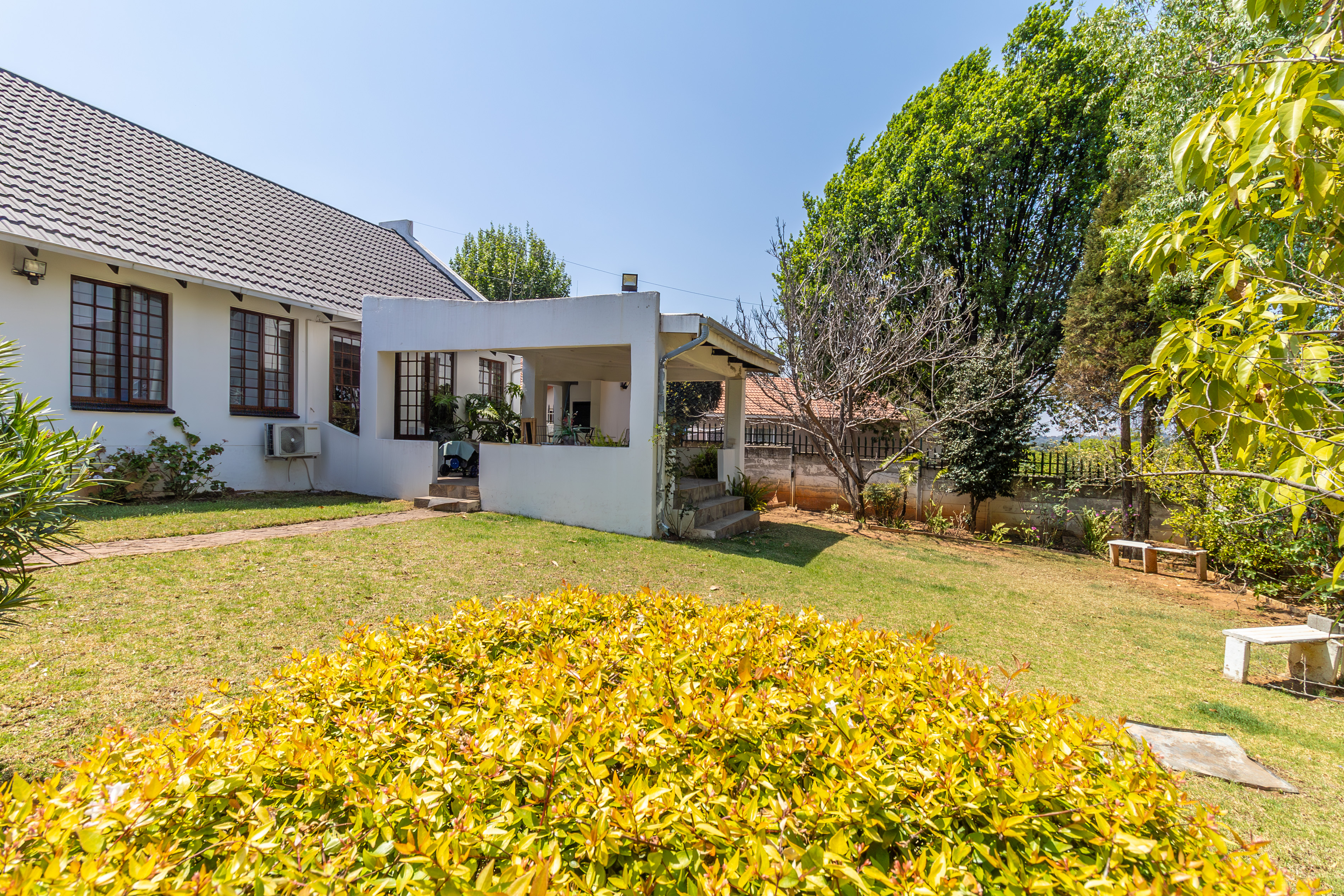 6 Bedroom Property for Sale in Hurlingham Manor Gauteng