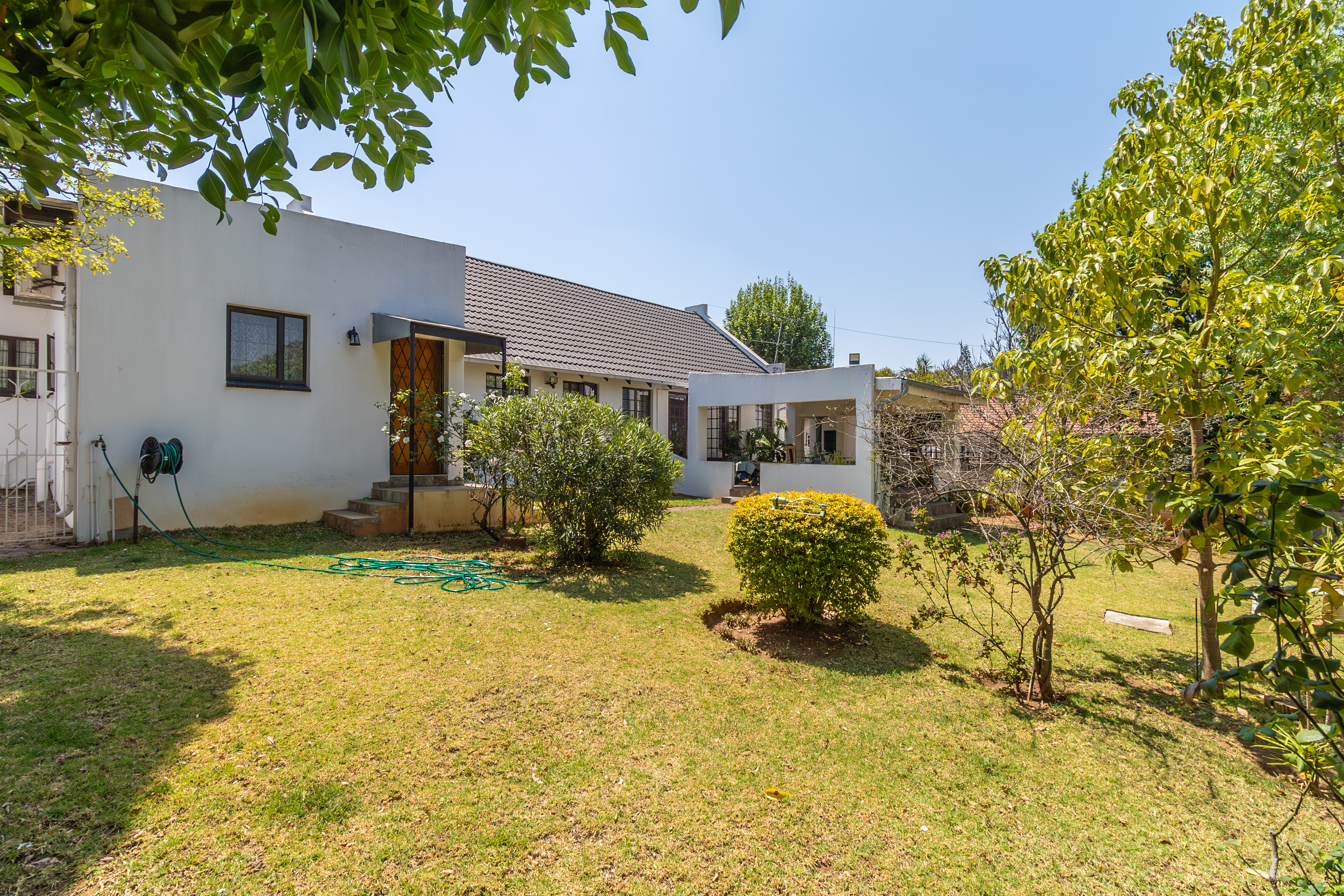 6 Bedroom Property for Sale in Hurlingham Manor Gauteng