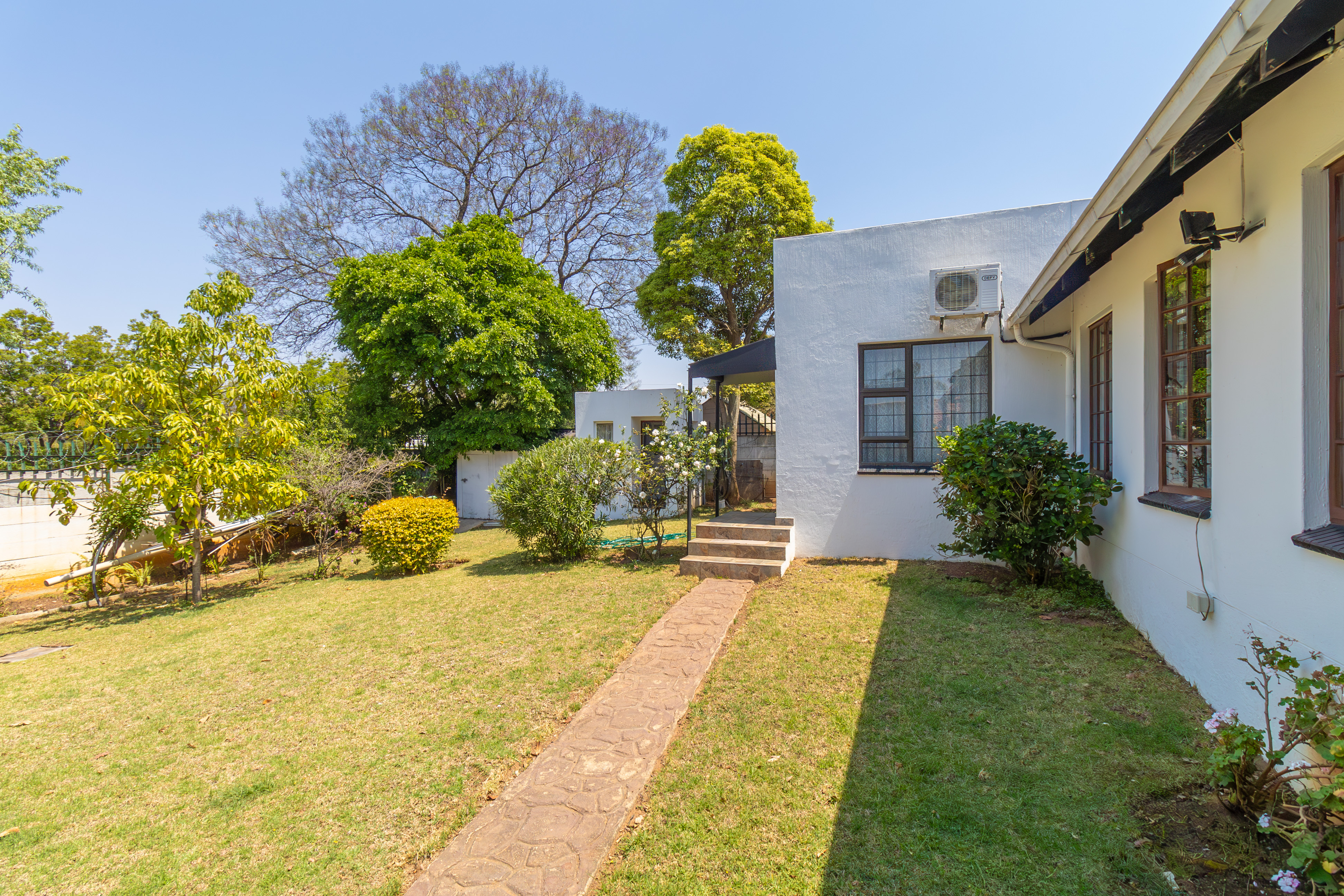 6 Bedroom Property for Sale in Hurlingham Manor Gauteng