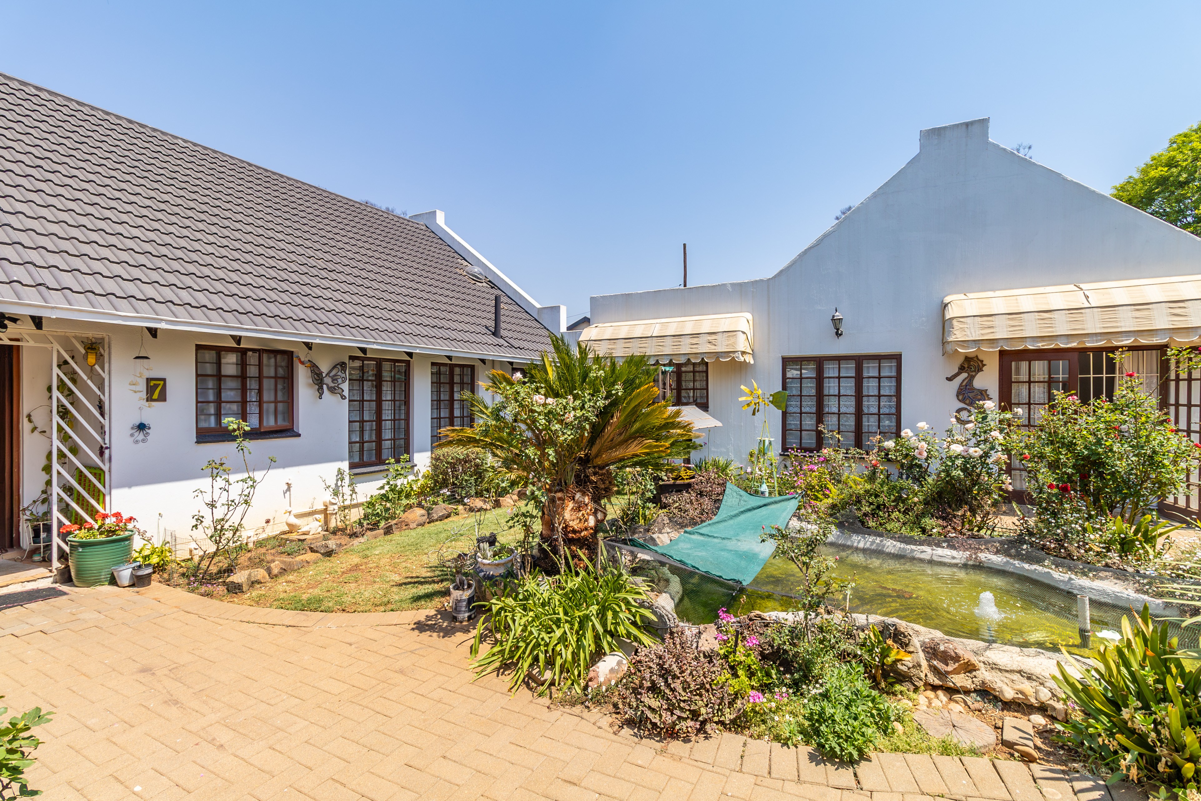 6 Bedroom Property for Sale in Hurlingham Manor Gauteng