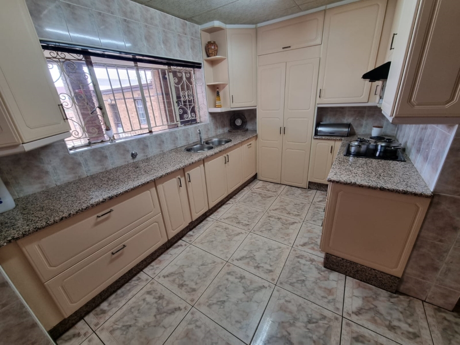 6 Bedroom Property for Sale in Linmeyer Gauteng