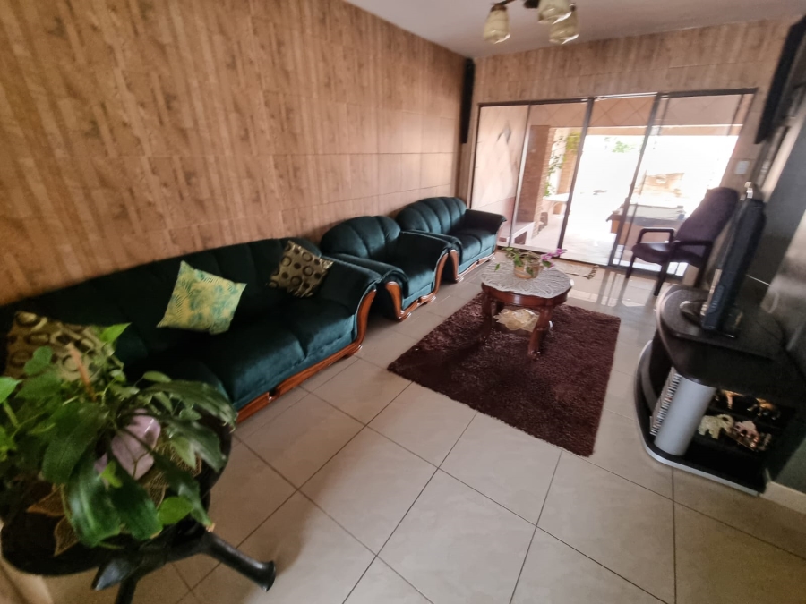 6 Bedroom Property for Sale in Linmeyer Gauteng