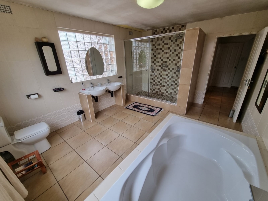 6 Bedroom Property for Sale in Linmeyer Gauteng