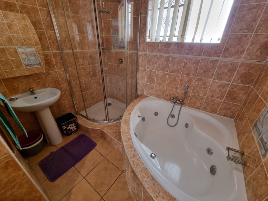 6 Bedroom Property for Sale in Linmeyer Gauteng