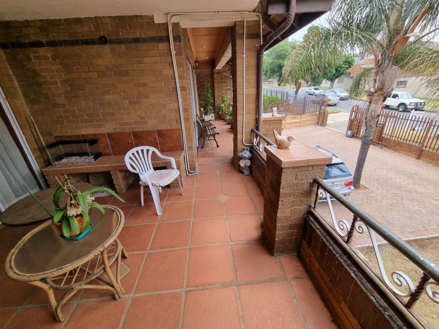 6 Bedroom Property for Sale in Linmeyer Gauteng