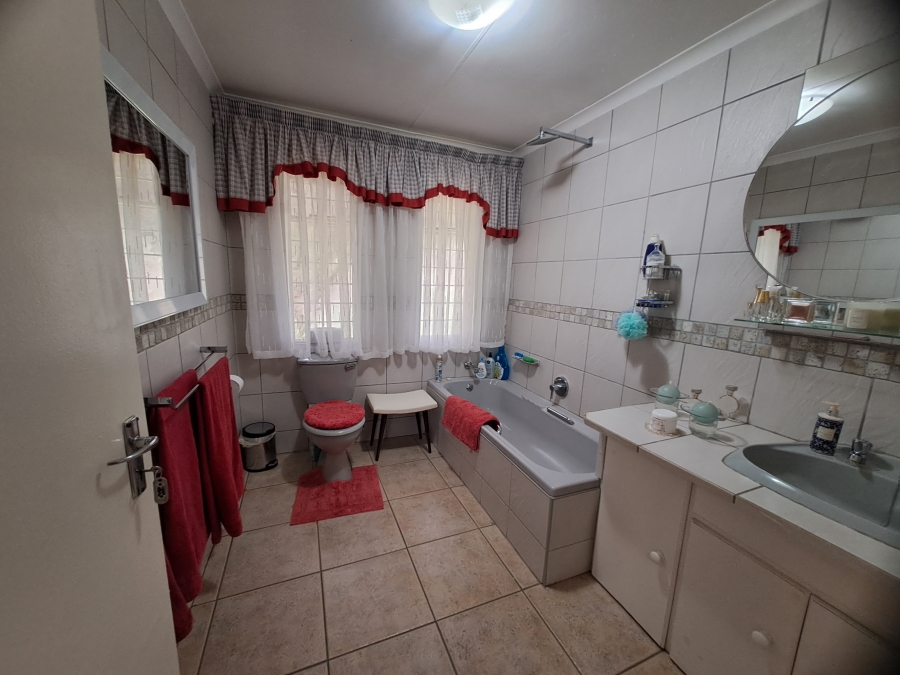 5 Bedroom Property for Sale in Ironsyde A H Gauteng