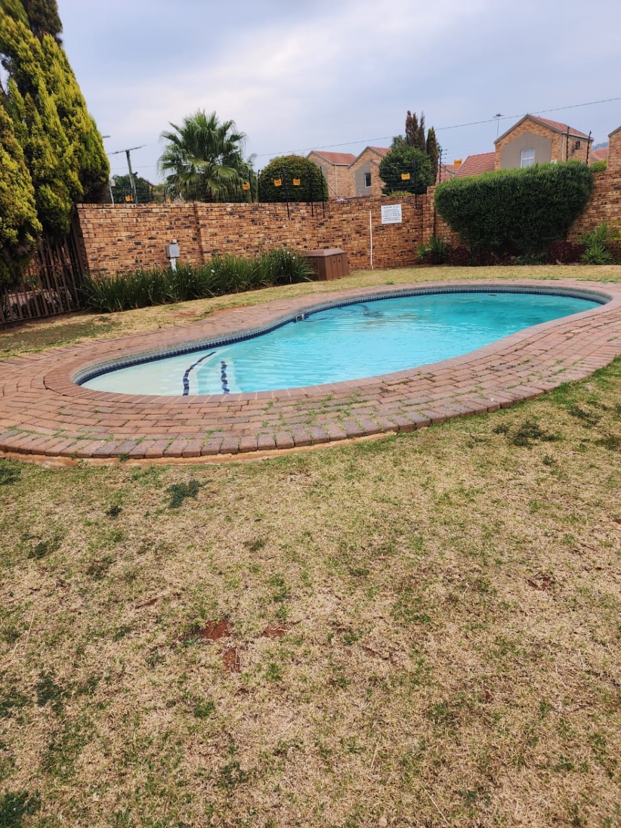 2 Bedroom Property for Sale in Wilgeheuwel Gauteng