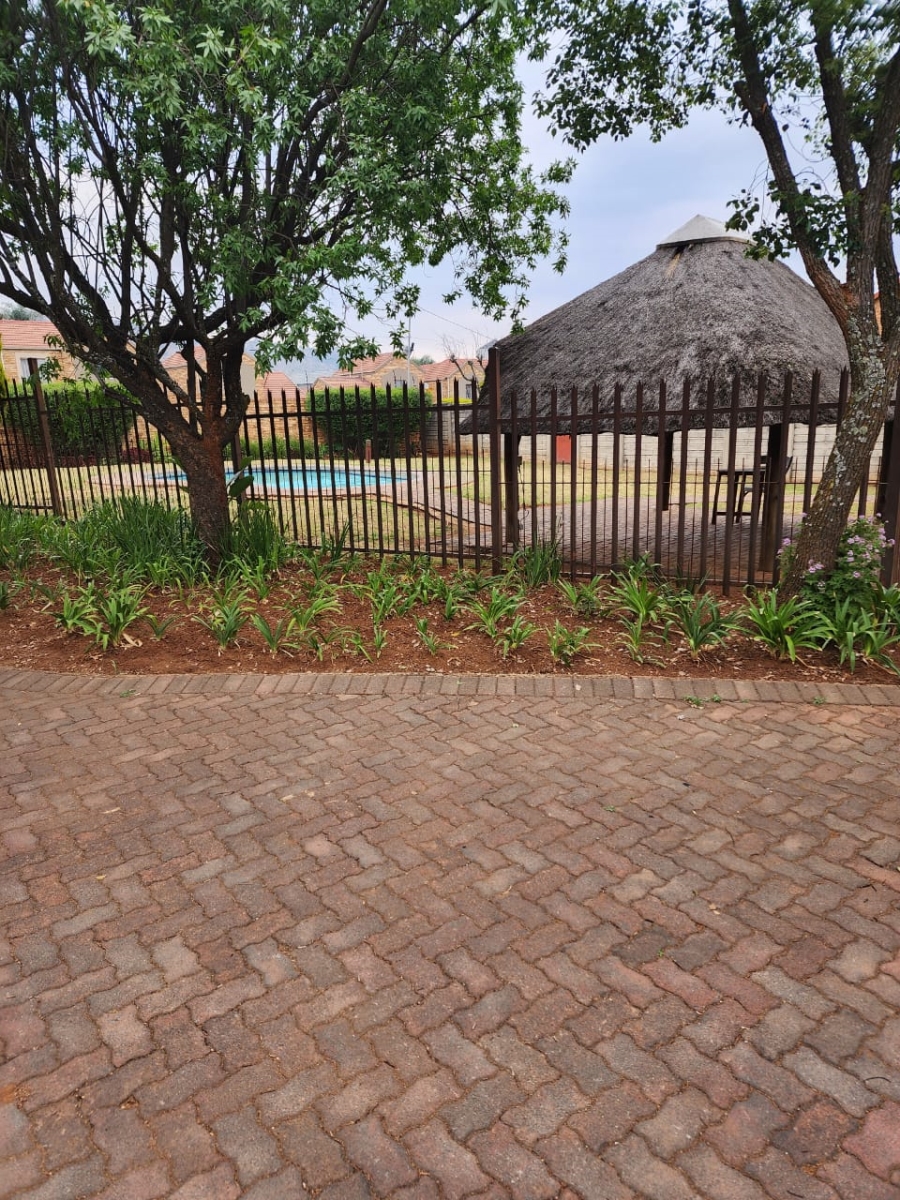 2 Bedroom Property for Sale in Wilgeheuwel Gauteng