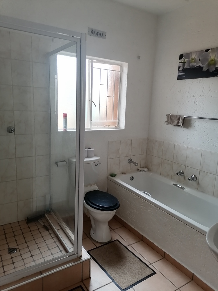 2 Bedroom Property for Sale in Wilgeheuwel Gauteng