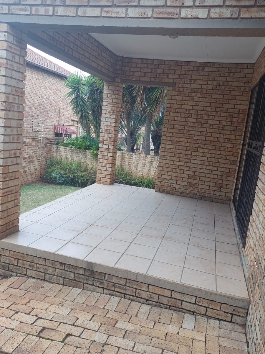 2 Bedroom Property for Sale in Willowbrook Gauteng