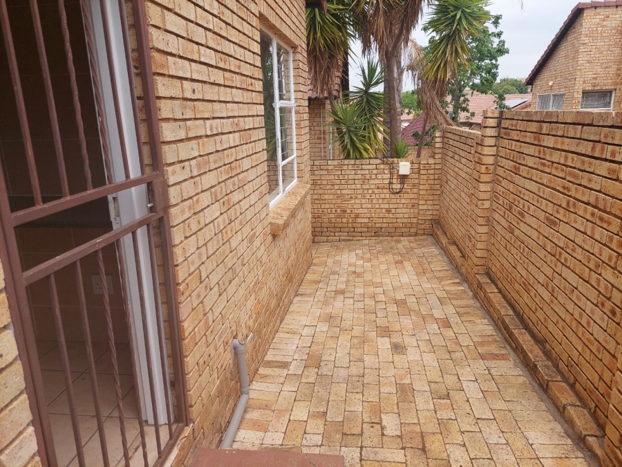 2 Bedroom Property for Sale in Willowbrook Gauteng