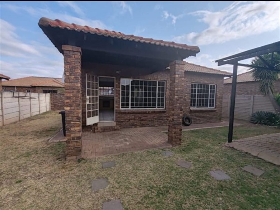 To Let 2 Bedroom Property for Rent in Andeon Gauteng