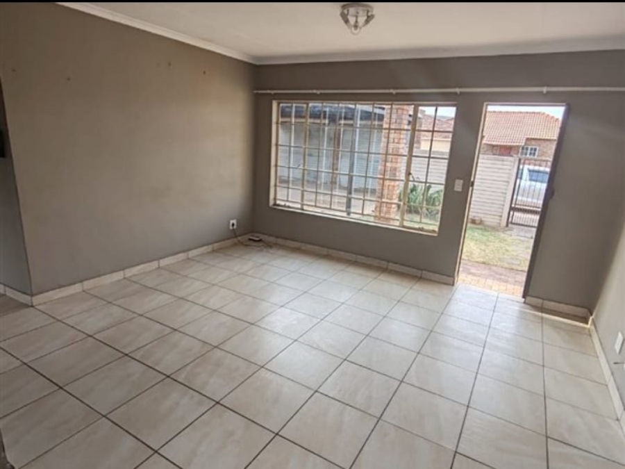 To Let 2 Bedroom Property for Rent in Andeon Gauteng