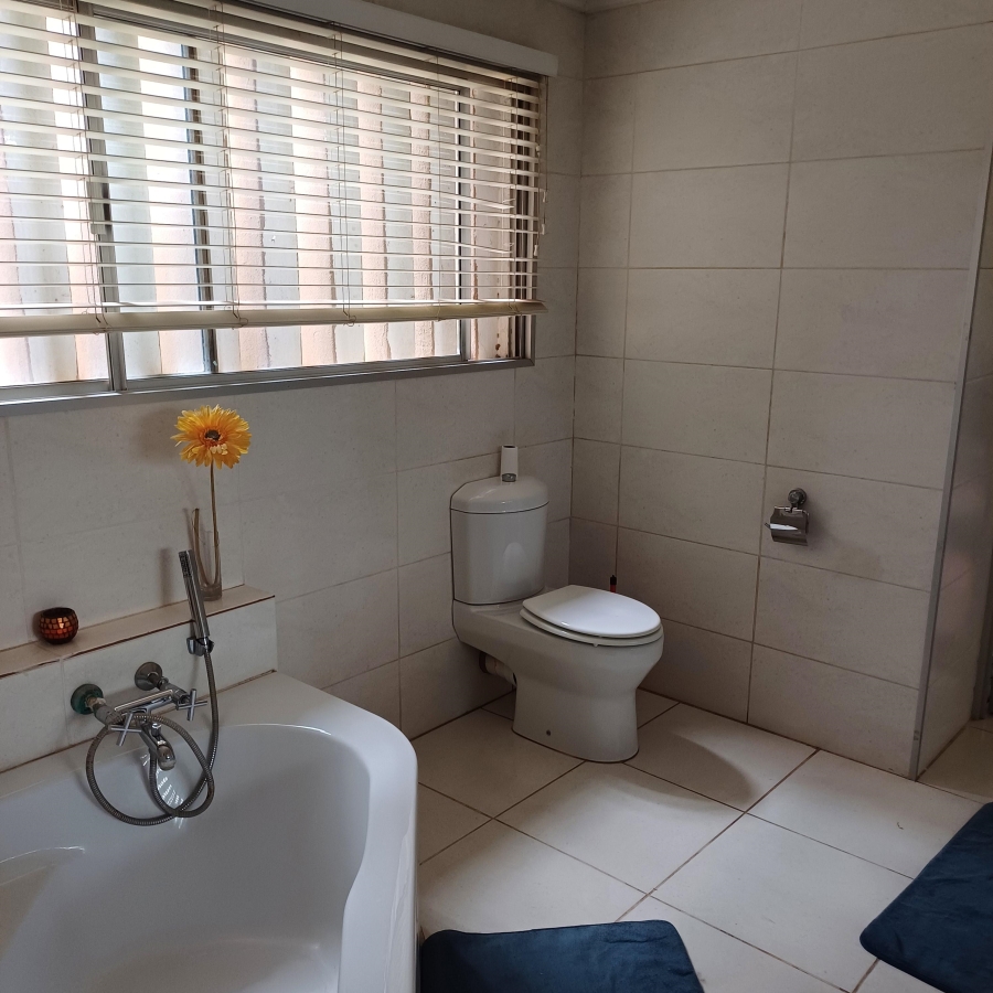 6 Bedroom Property for Sale in Buyscelia Gauteng