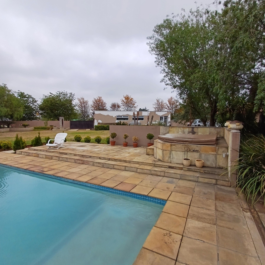 6 Bedroom Property for Sale in Buyscelia Gauteng