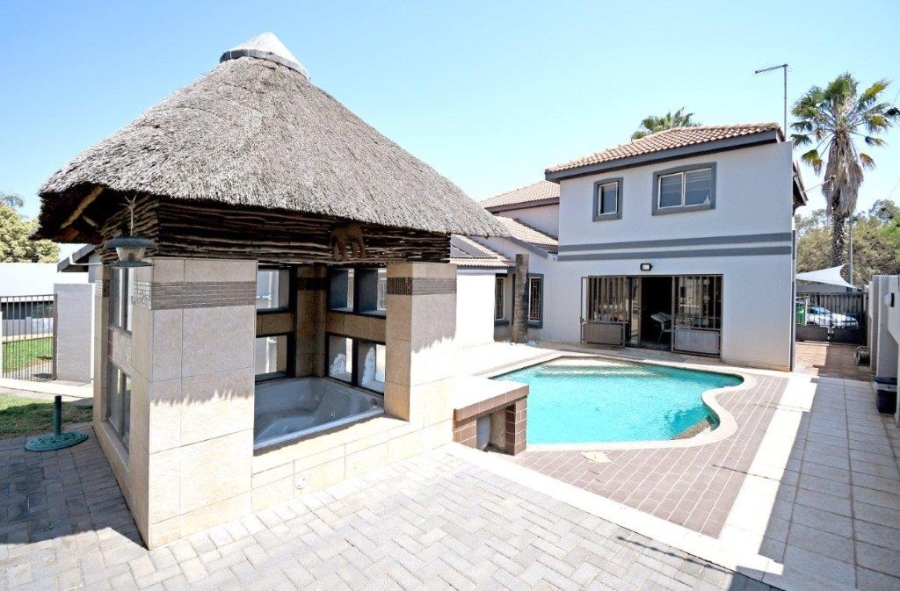 6 Bedroom Property for Sale in Marais Steyn Park Gauteng