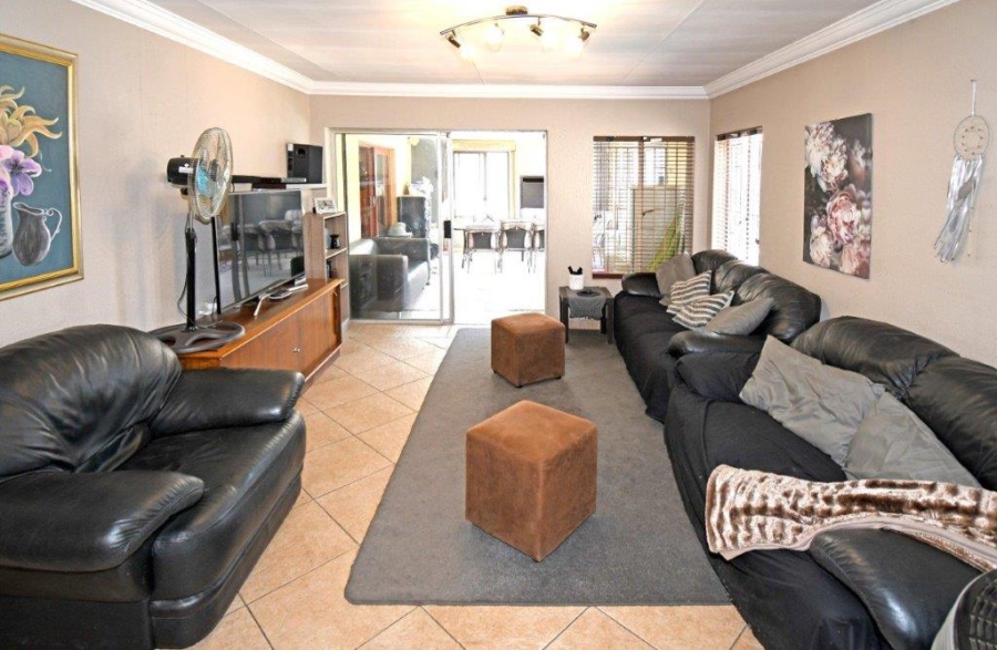 6 Bedroom Property for Sale in Marais Steyn Park Gauteng