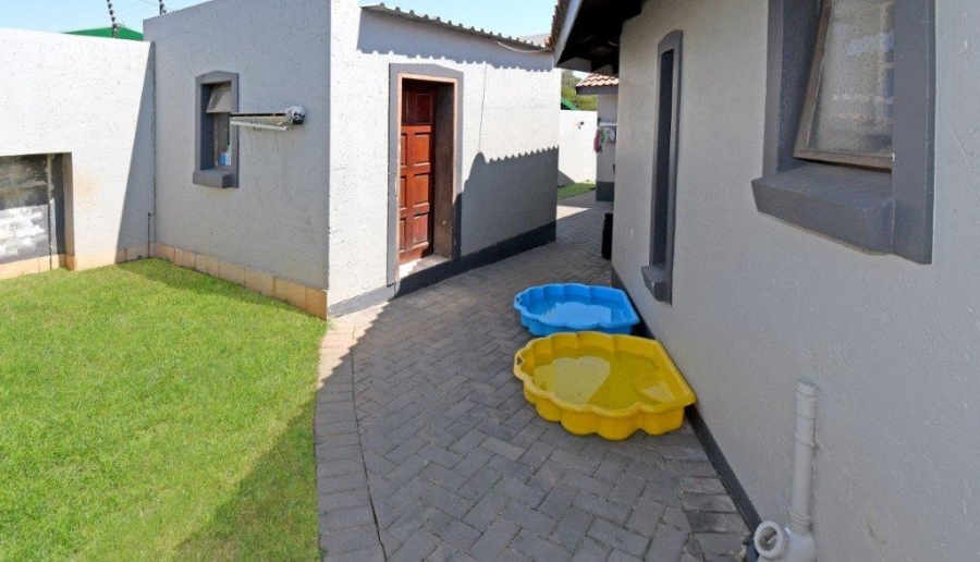 6 Bedroom Property for Sale in Marais Steyn Park Gauteng