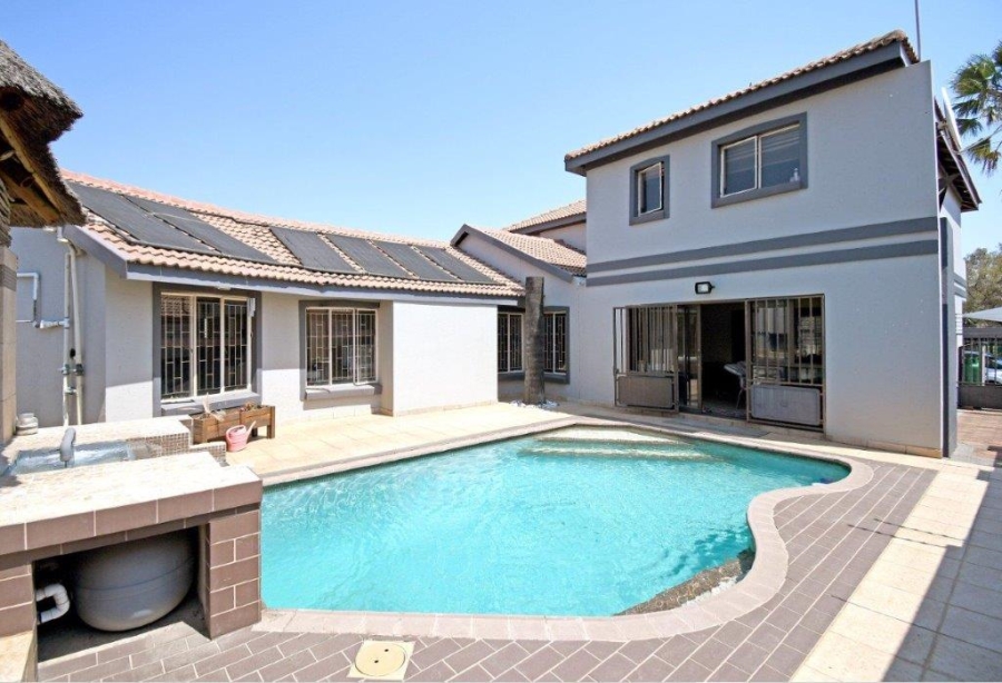 6 Bedroom Property for Sale in Marais Steyn Park Gauteng