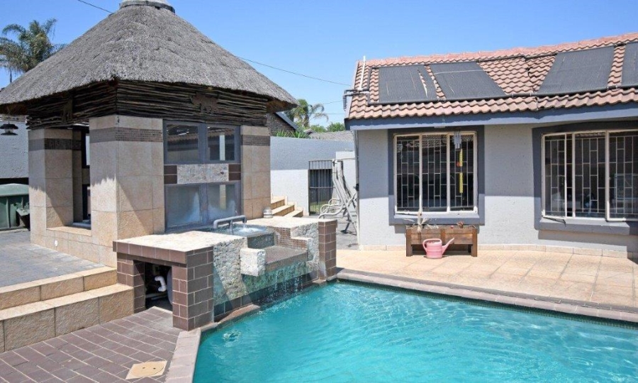 6 Bedroom Property for Sale in Marais Steyn Park Gauteng