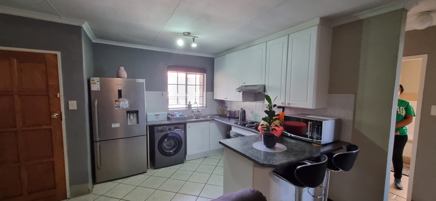 2 Bedroom Property for Sale in Rooihuiskraal North Gauteng