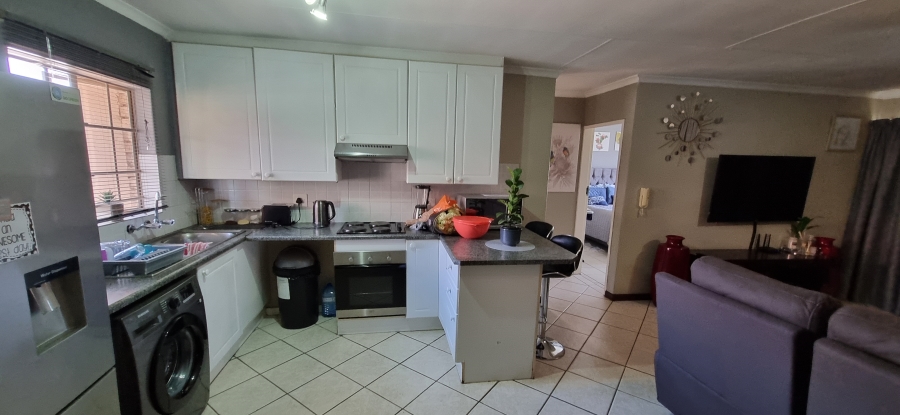 2 Bedroom Property for Sale in Rooihuiskraal North Gauteng