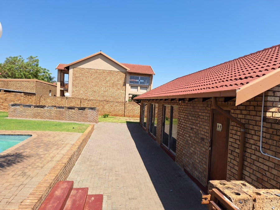 2 Bedroom Property for Sale in Rooihuiskraal North Gauteng