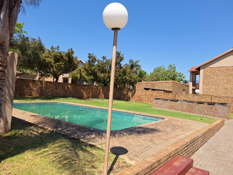 2 Bedroom Property for Sale in Rooihuiskraal North Gauteng