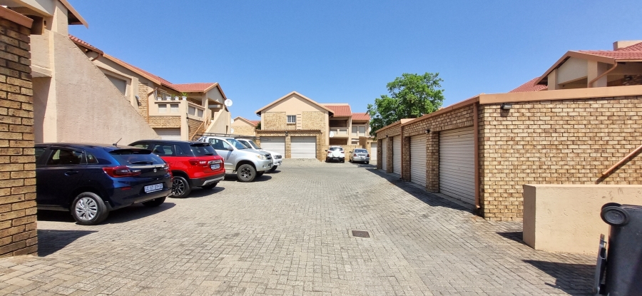 2 Bedroom Property for Sale in Rooihuiskraal North Gauteng