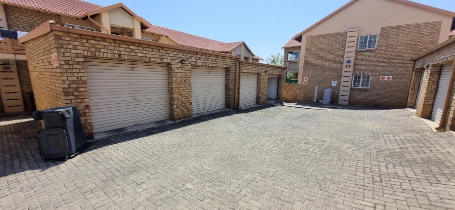 2 Bedroom Property for Sale in Rooihuiskraal North Gauteng