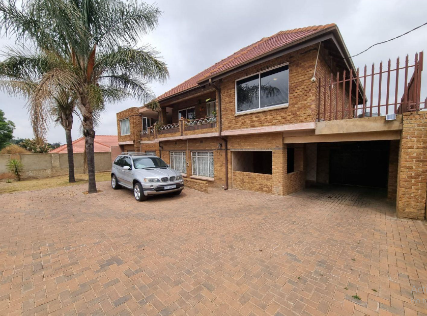 6 Bedroom Property for Sale in Linmeyer Gauteng