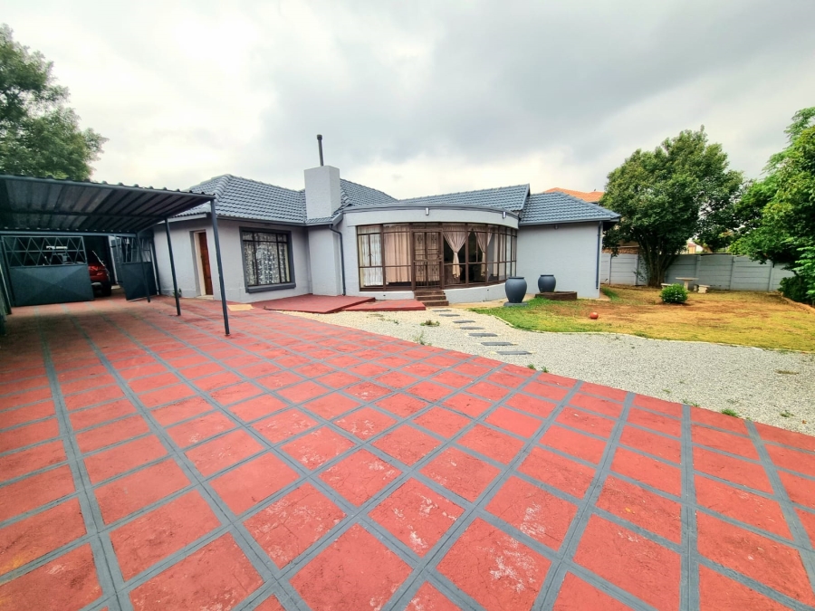 3 Bedroom Property for Sale in Linmeyer Gauteng