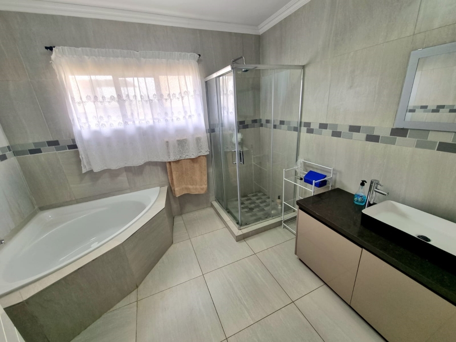 3 Bedroom Property for Sale in Linmeyer Gauteng