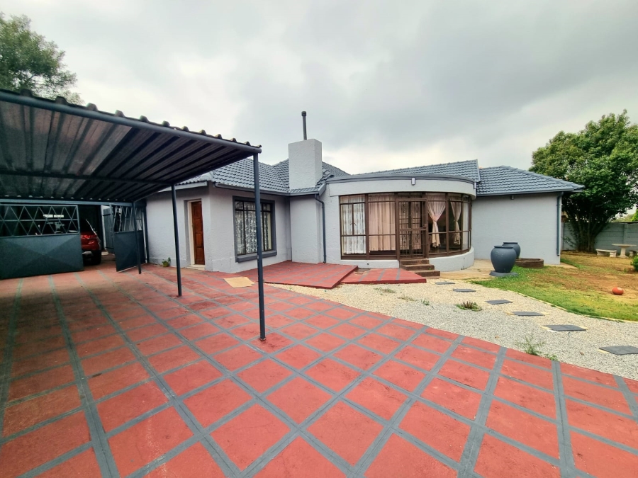 3 Bedroom Property for Sale in Linmeyer Gauteng