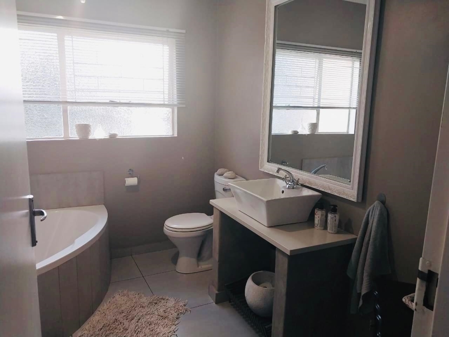 4 Bedroom Property for Sale in Vanwaartshof Gauteng