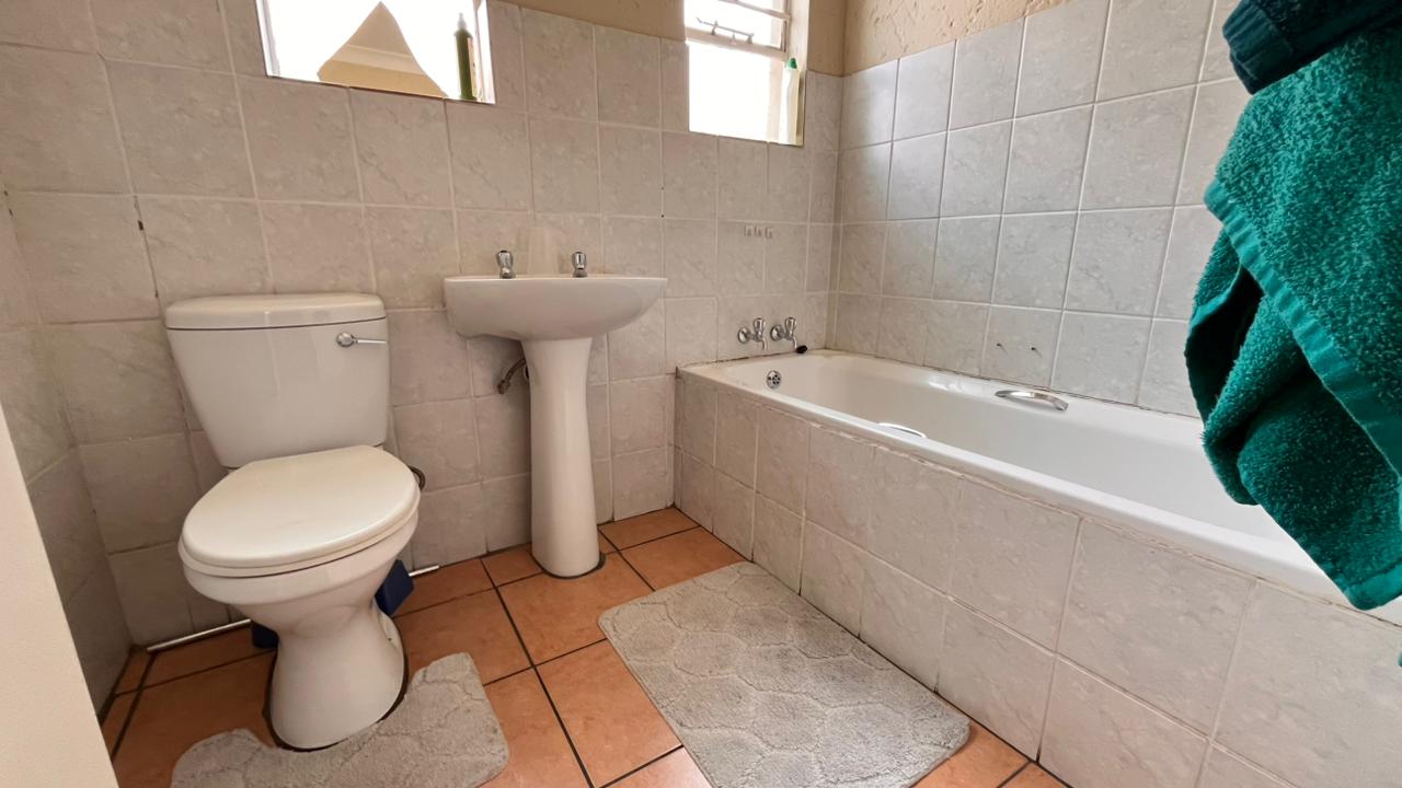 To Let 2 Bedroom Property for Rent in Sonneveld Gauteng