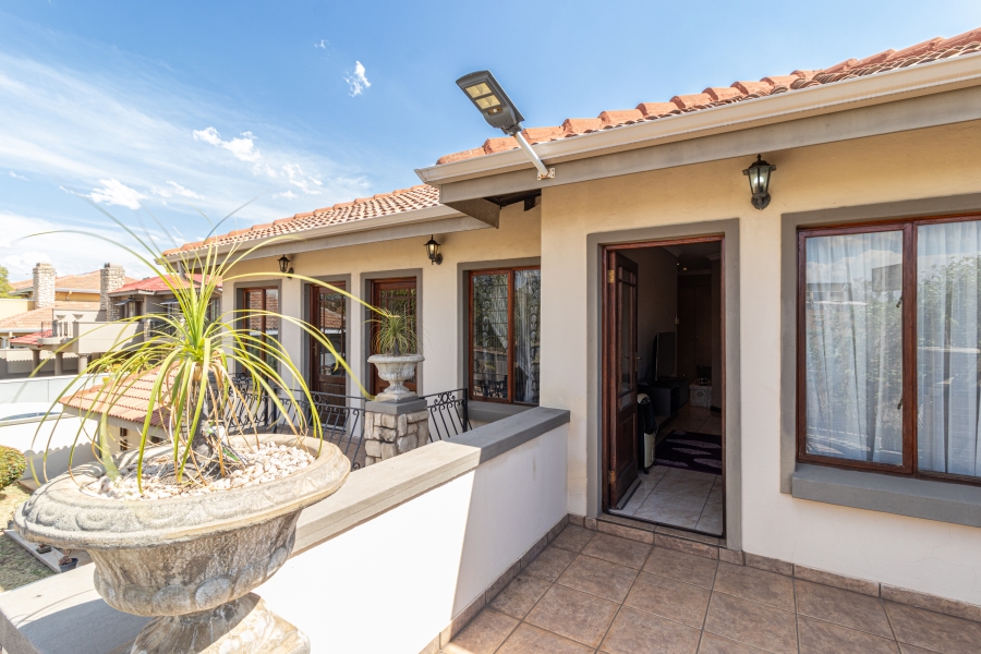 4 Bedroom Property for Sale in Ruimsig Country Estate Gauteng