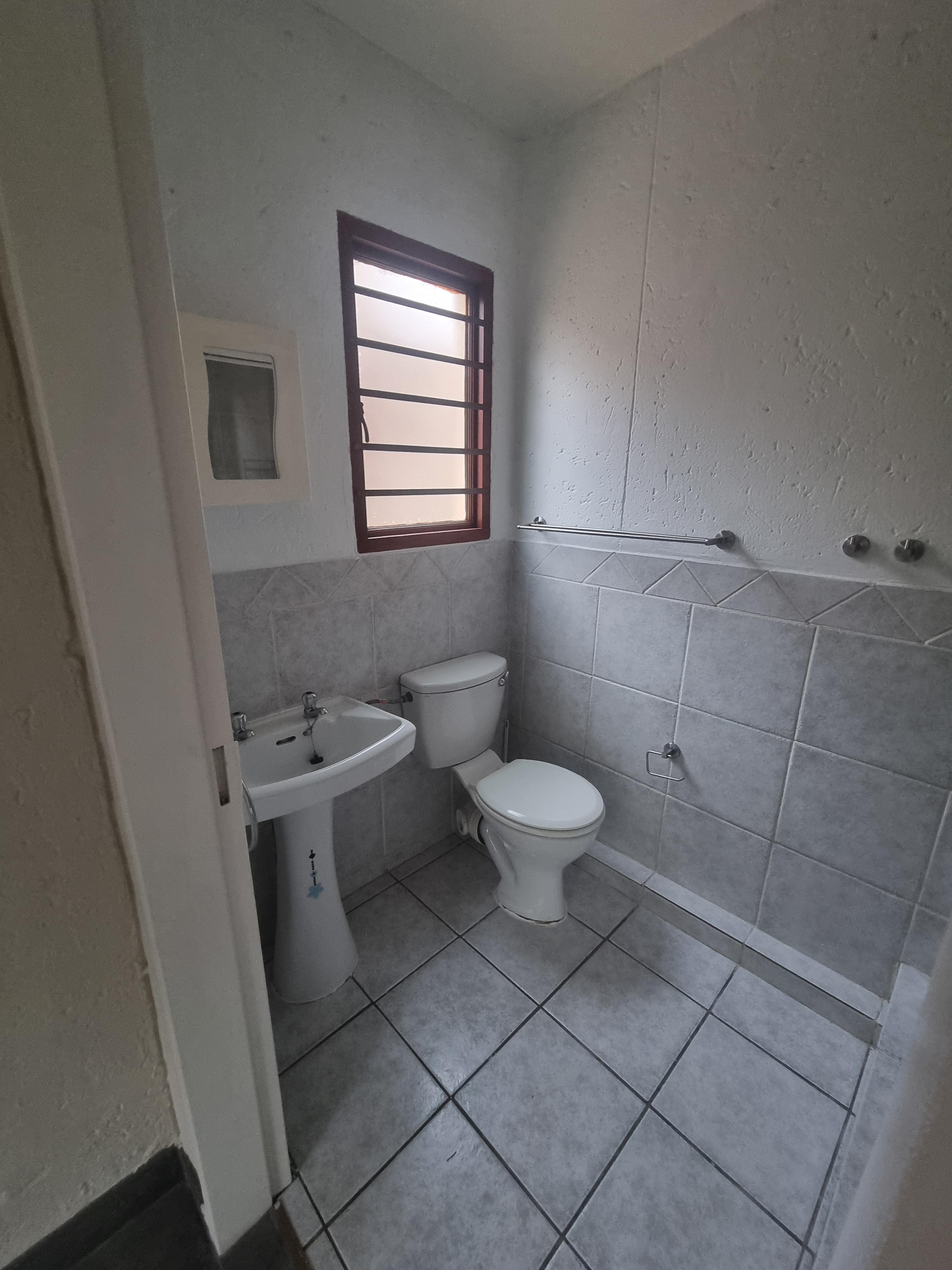 To Let 2 Bedroom Property for Rent in Bromhof Gauteng