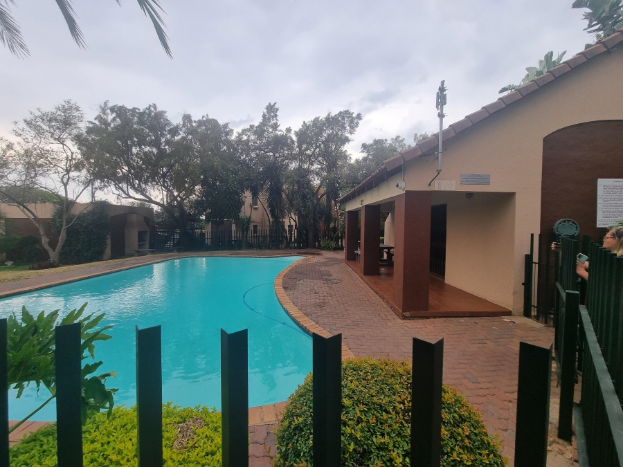 To Let 2 Bedroom Property for Rent in Bromhof Gauteng