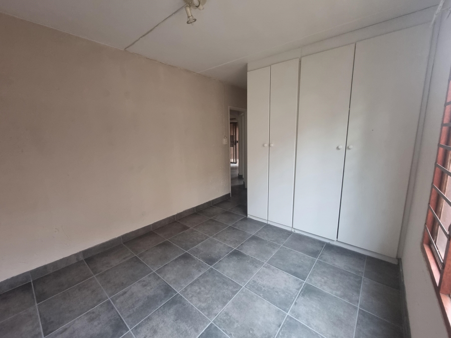 To Let 2 Bedroom Property for Rent in Bromhof Gauteng